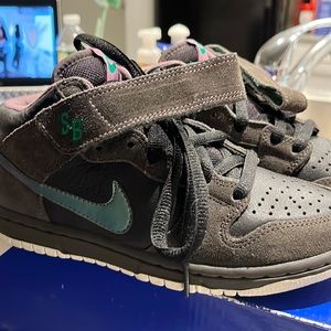 Nike Dunk Mid SB